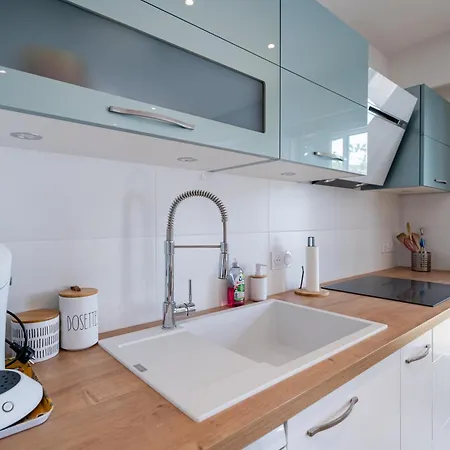 Magnifique T2, Parking, Face *